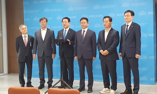 김영록 전라남도지사와 이철우 경상북도지사가 4일 국회 소통관에서 의료 최대 약지인 두 지역에 국립의대 설립을 강력히 촉구하는 대정부 공동 건의문을 발표하고, 김영록 지사가 백브리핑을 하고 있다(사진=이제항 선임기자).