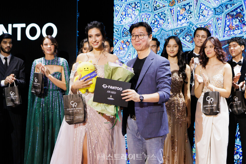 ▲‘2023 페이스 오브 우즈베키스탄’ 팬투상 수상자 Ekaterina와 류성국 부사장 / 사진=아시아모델페스티벌조직위원회