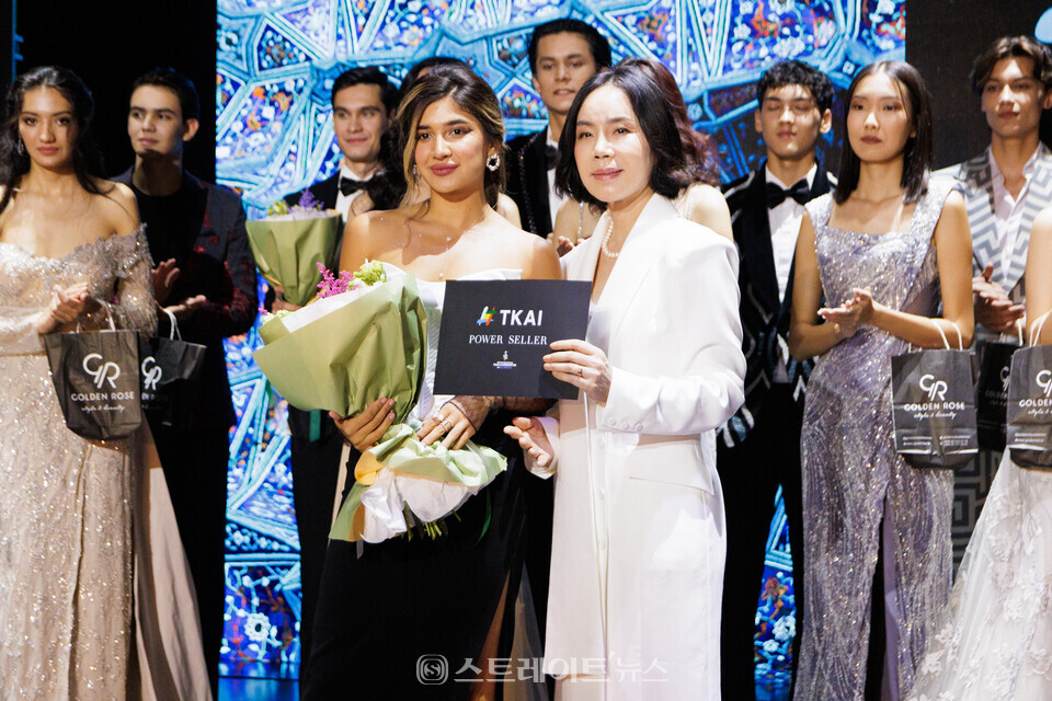 ▲(왼쪽부터) Shakhzoda Salimjanova, 김현경 회장(2023 페이스 오브 우즈베키스탄) / 사진=아시아모델페스티벌조직위원회