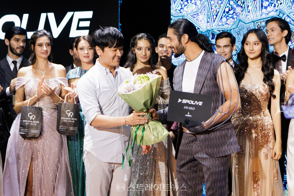 ▲‘2023 페이스 오브 우즈베키스탄’ 스포라이브상 (왼쪽부터) 김홍민 대표, 수상자 Jumaev Nozim / 사진=아시아모델페스티벌조직위원회