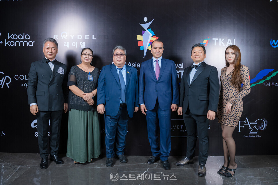▲‘2023 페이스 오브 우즈베키스탄’ 양의식 회장, 한 마르가르타 대표, 국회의원 빅터박, 오즈드벡 나자르베코브 문화부 장관, 이창용 회장 / 사진=아시아모델페스티벌조직위원회