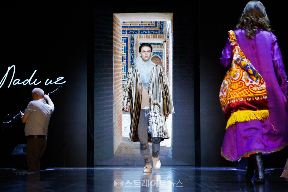 ▲우즈베키스탄 모델들의 워킹과 퍼포먼스(2023 페이스 오브 우즈베키스탄) / 사진=아시아모델페스티벌조직위원회