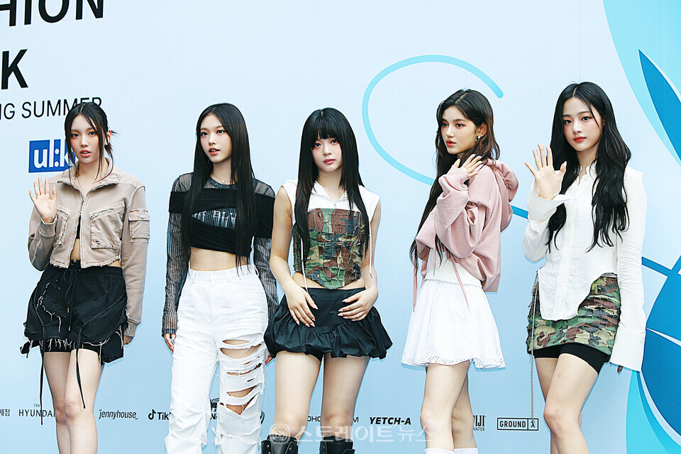 ▲서울패션위크 글로벌 홍보대사인 걸그룹 뉴진스(혜인, 해린, 하니, 다니엘, 민지)가 5일 오전 서울 중구 동대문디자인플라자(DDP) 아트홀에서 열린 2024 S/S 서울패션위크 오프닝쇼 ‘얼킨’ 포토콜 행사에 참석해 포즈를 취하고 있다. / 양용은 기자 taeji1368@naver.com