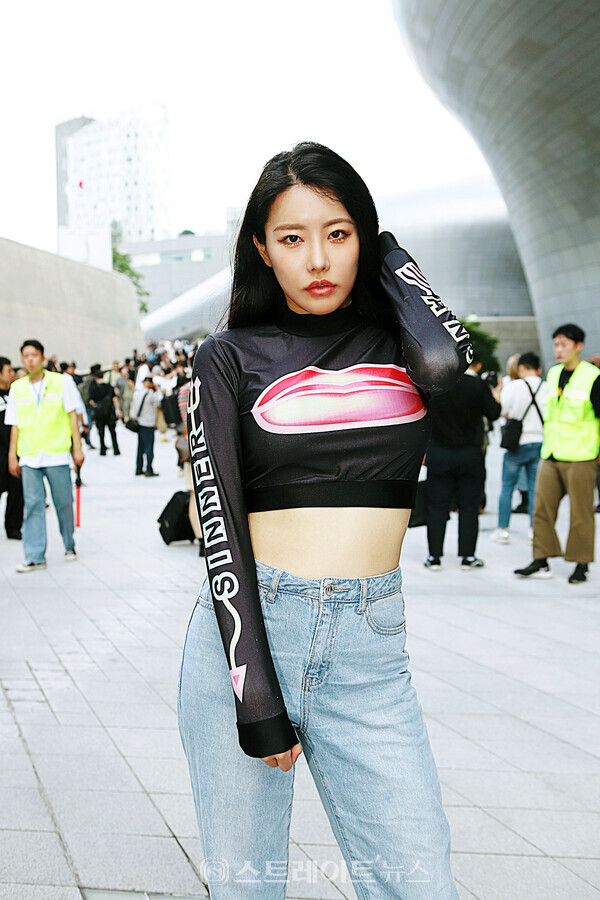 ▲레이싱모델 스칼렛이 지난 5일 2024 S/S 서울패션위크(Seoul Fashion Week)가 열리고 있는 동대문디자인플라자(DDP) 어울림광장에서 포즈를 취하고 있다. / 양용은 기자 taeji1368@naver.com 