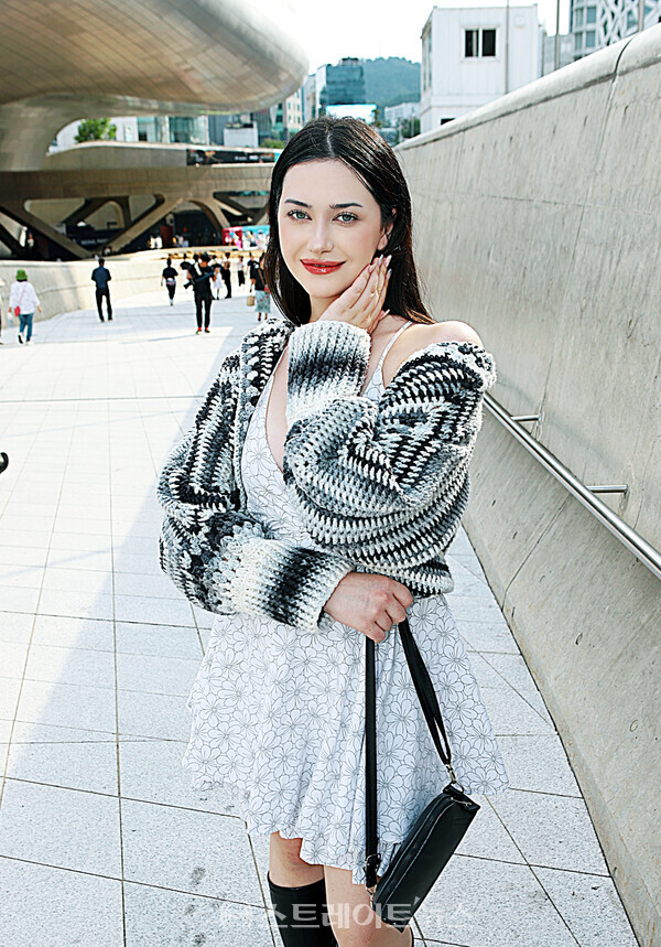 ▲외국인 모델 알레나(Aleyna)가 지난 5일 2024 S/S 서울패션위크(Seoul Fashion Week)가 열리고 있는 동대문디자인플라자(DDP) 어울림광장에서 포즈를 취하고 있다. / 양용은 기자 taeji1368@naver.com