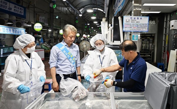 김이강 광주광역시 서구청장이 6일 양동전통시장을 방문해 상인들과 대화를 나누고 있다.(사진=서구)