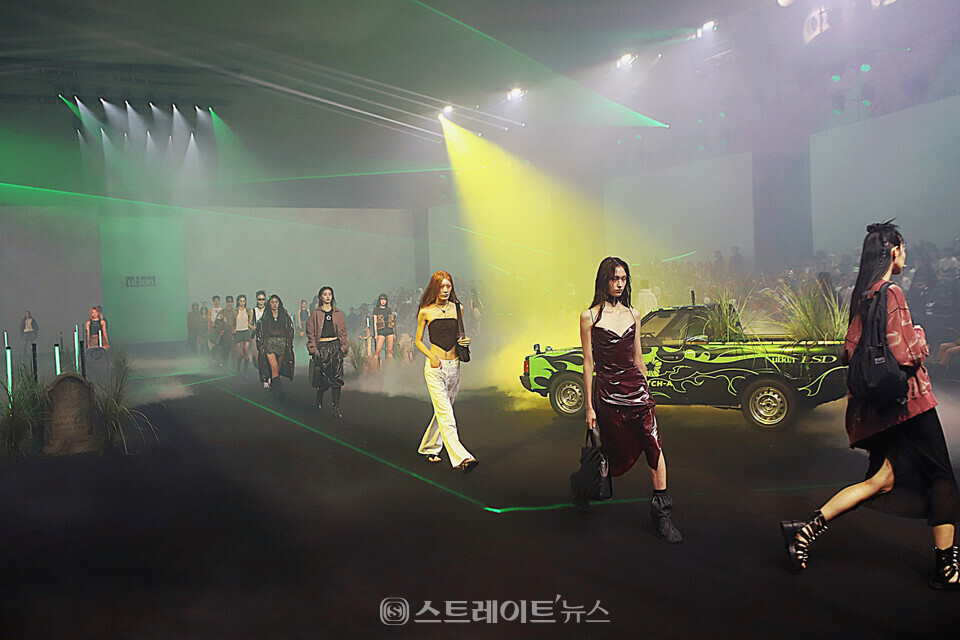 ▲지난 5일 ‘2024 S/S 서울패션위크’ 시작을 알리는 얼킨(ul:kin)의 오프닝 패션쇼에서 모델이 런웨이를 걷고 있다. / 양용은 기자 taeji1368@naver.com