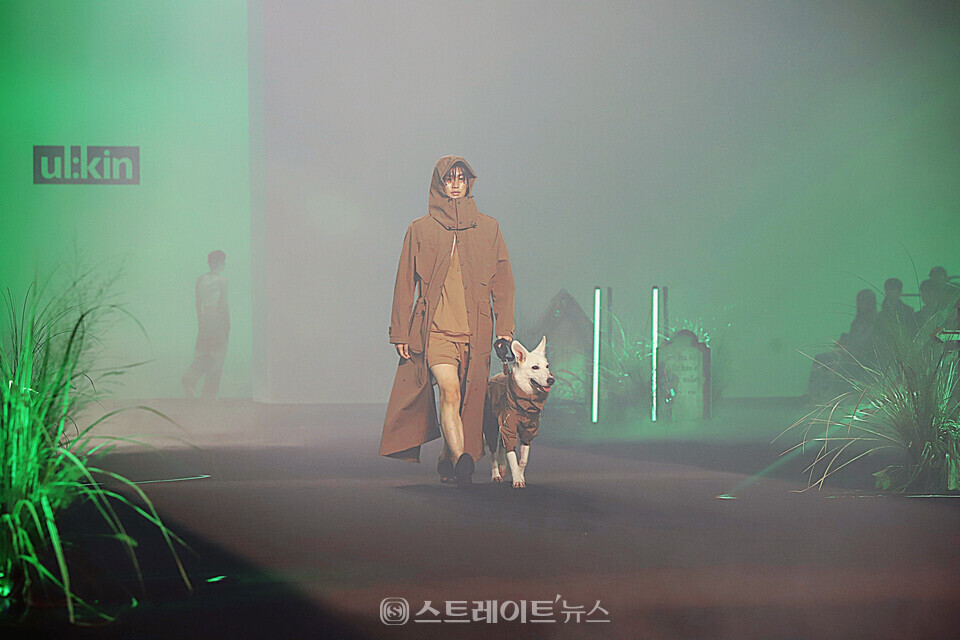 ▲지난 5일 ‘2024 S/S 서울패션위크’ 시작을 알리는 얼킨(ul:kin)의 오프닝 패션쇼에서 모델이 런웨이를 걷고 있다. / 양용은 기자 taeji1368@naver.com