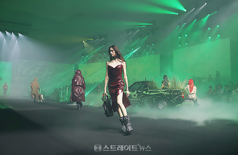 ▲지난 5일 ‘2024 S/S 서울패션위크’ 시작을 알리는 얼킨(ul:kin)의 오프닝 패션쇼에서 모델이 런웨이를 걷고 있다. / 양용은 기자 taeji1368@naver.com