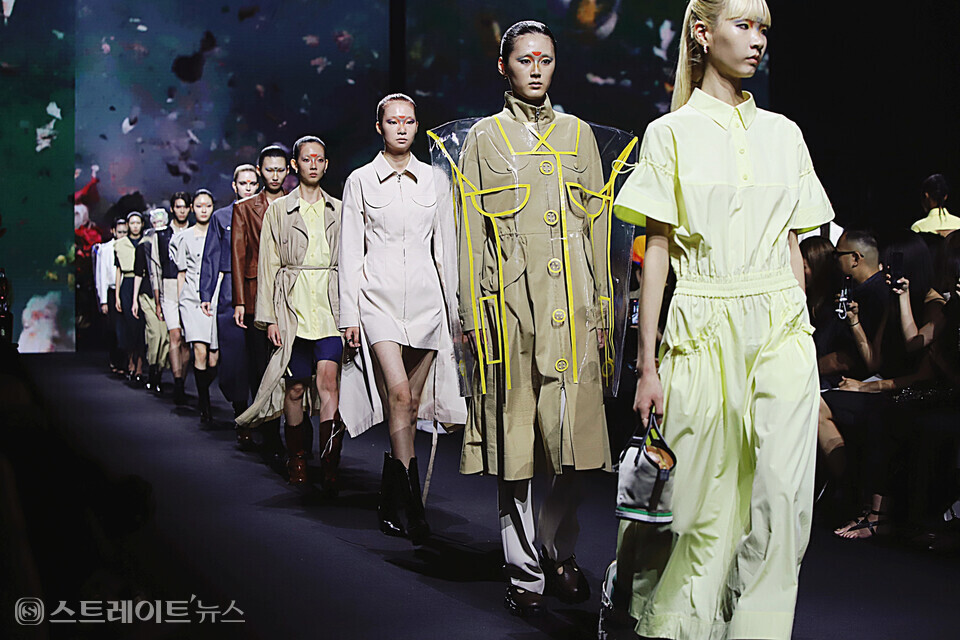 ▲이청청 디자이너의 라이(LIE)가 지난 6일 서울패션위크가 열리고 있는 서울 동대문디자인플라자(DDP) 아트홀 2관에서 2024 S/S 컬렉션을 선보였다. / 양용은 기자 taeji1368@naver.com