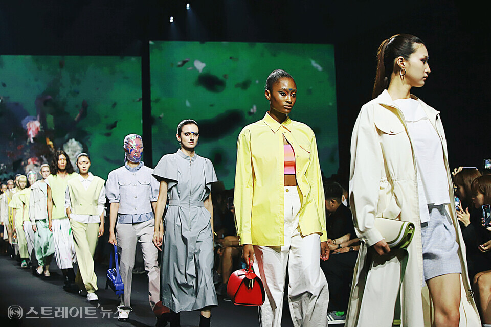 ▲이청청 디자이너의 라이(LIE)가 지난 6일 서울패션위크가 열리고 있는 서울 동대문디자인플라자(DDP) 아트홀 2관에서 2024 S/S 컬렉션을 선보였다. / 양용은 기자 taeji1368@naver.com