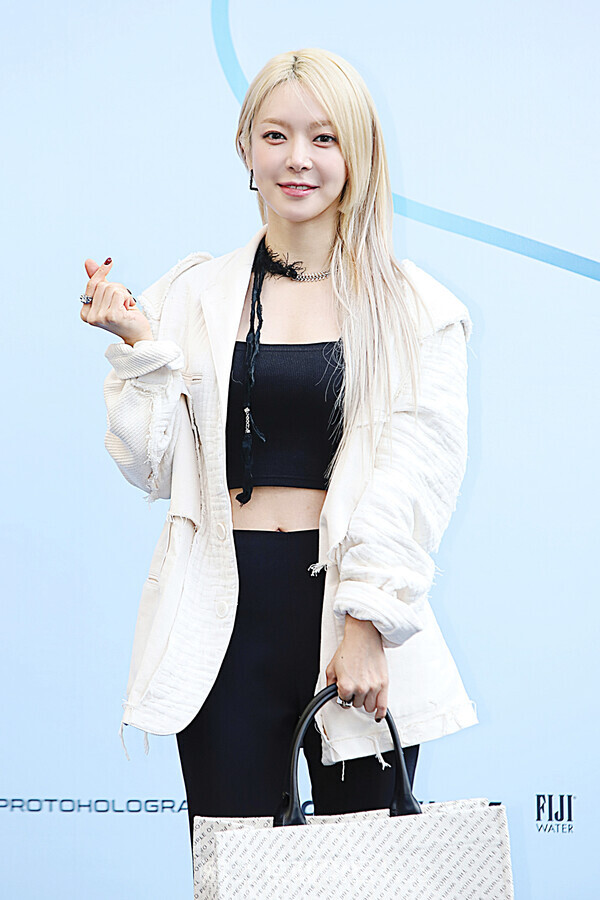 ▲걸그룹 AOA 출신 초아가 지난 7일 오후 5시 서울 중구 동대문디자인플라자(DDP) 아트홀 1관에서 열린 서울패션위크 이민희 디자이너의 피플오브더월드 2024 S/S 컬렉션 포토콜 행사에 참석해 포즈를 취하고 있다. / 양용은 기자 taeji1368@naver.com