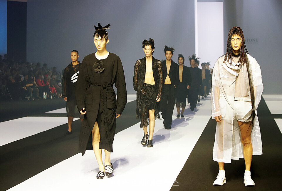 ▲박종철 디자이너의 슬링스톤(Sling Stone)이 지난 7일 낮 12시 서울 중구 동대문디자인플라자(DDP) 아트홀 1관에서 서울패션위크 2024 S/S 컬렉션을 선보였다. / 양용은 기자 taeji1368@naver.com