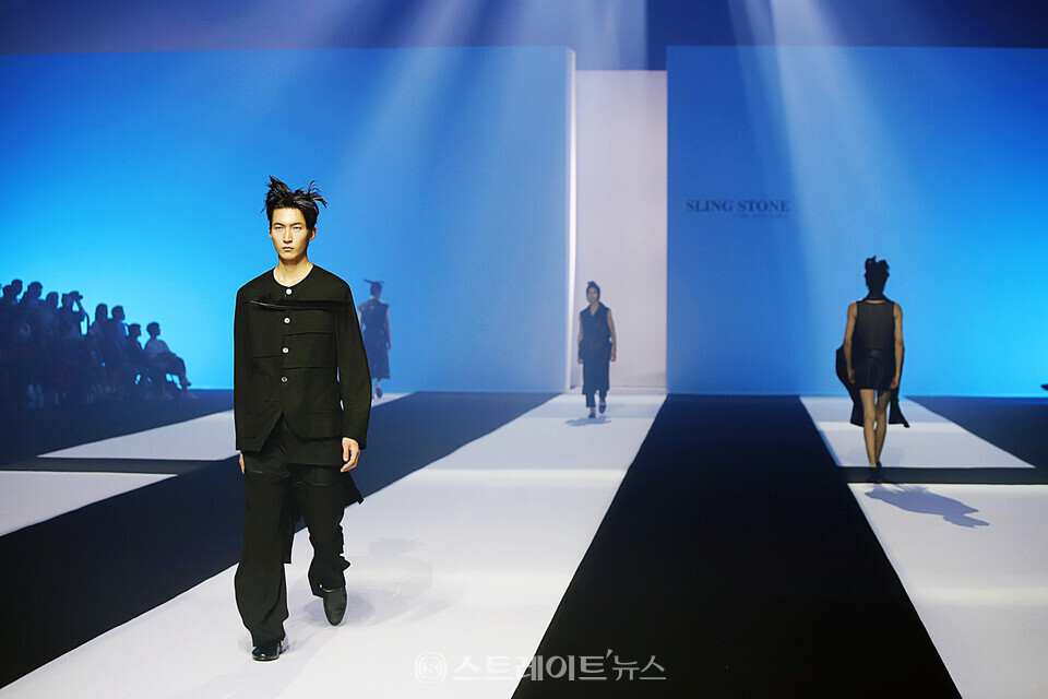 ▲박종철 디자이너의 슬링스톤(Sling Stone)이 지난 7일 낮 12시 서울 중구 동대문디자인플라자(DDP) 아트홀 1관에서 서울패션위크 2024 S/S 컬렉션을 선보였다. / 양용은 기자 taeji1368@naver.com