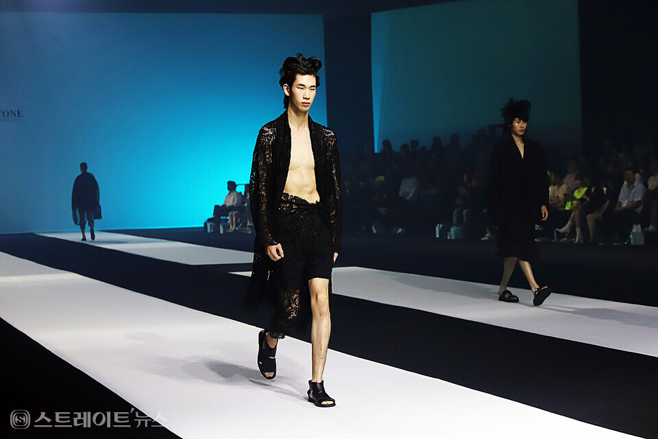 ▲박종철 디자이너의 슬링스톤(Sling Stone)이 지난 7일 낮 12시 서울 중구 동대문디자인플라자(DDP) 아트홀 1관에서 서울패션위크 2024 S/S 컬렉션을 선보였다. / 양용은 기자 taeji1368@naver.com