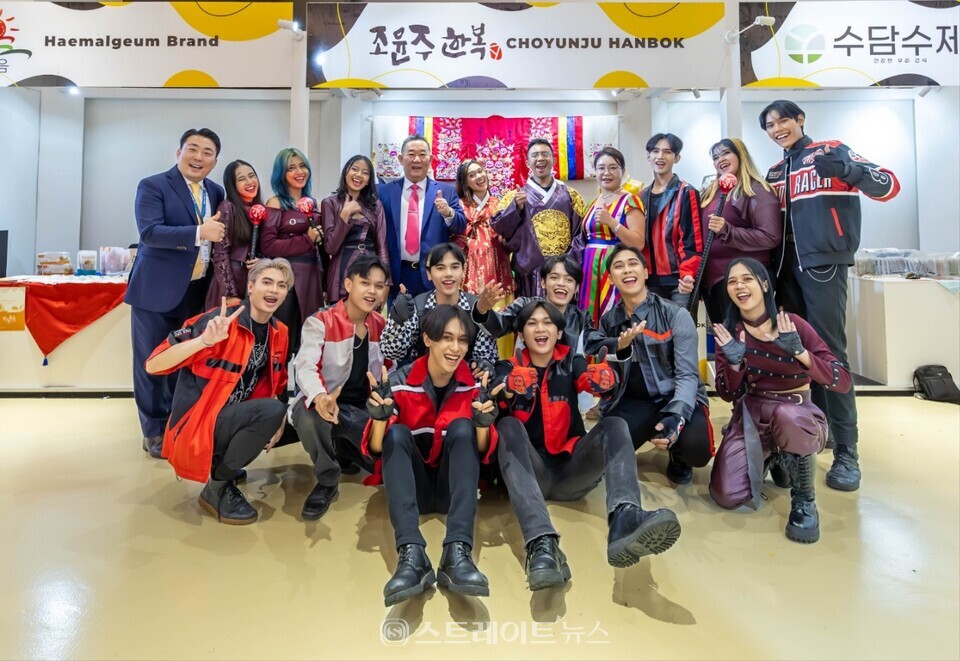 ▲김인배 회장, 조윤주 원장 인도네시아 아이돌 합동컨텐츠 공연팀과 기념촬영 / 사진=인터내셔널 슈퍼퀸 모델협회