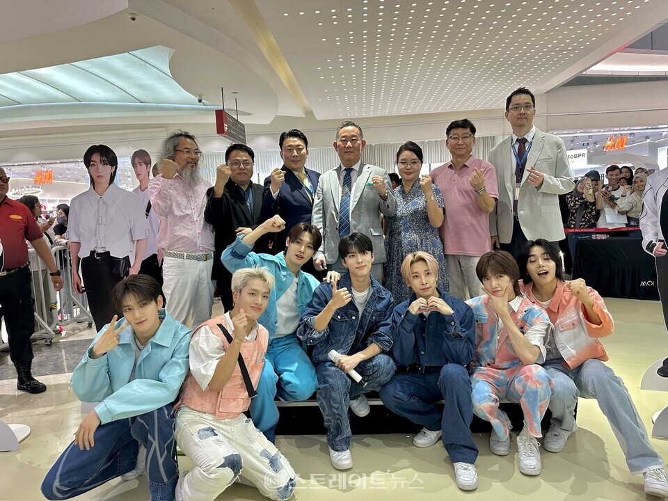 ▲김인배 회장(가운데)-도영인터내셔널 안상익 대표(왼쪽)-조윤주 원장(오른쪽) 한국 아이돌 그룹 트랜드지와 기념촬영 / 사진=인터내셔널 슈퍼퀸 모델협회 