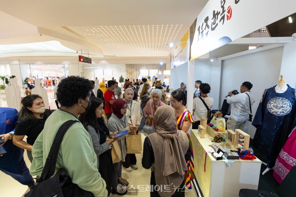 ▲인도네시아 현지인들이 한복에 뜨거운 관심을 보이고 있다. / 사진=인터내셔널 슈퍼퀸 모델협회