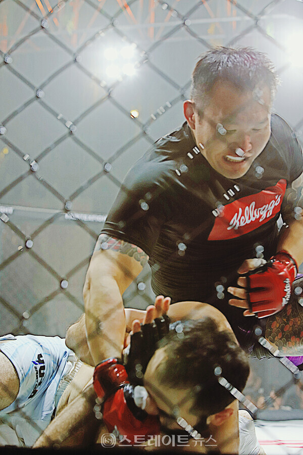 ▲‘링 챔피언십 03’ 라이트헤비급 코메인이벤트에서 윤재웅이 무하마드 수피에게 1라운드 4분 22초 파운딩에 의한 레프리 스탑으로 TKO 승을 거뒀다. / 양용은 기자 taeji1368@naver.com