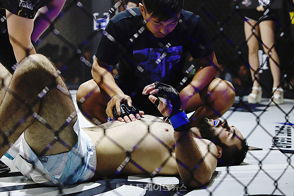 ▲케이지에 쓰러져 있는 무하마드 수피(링 챔피언십 03 라이트헤비급 코메인이벤트) / 양용은 기자 taeji1368@naver.com