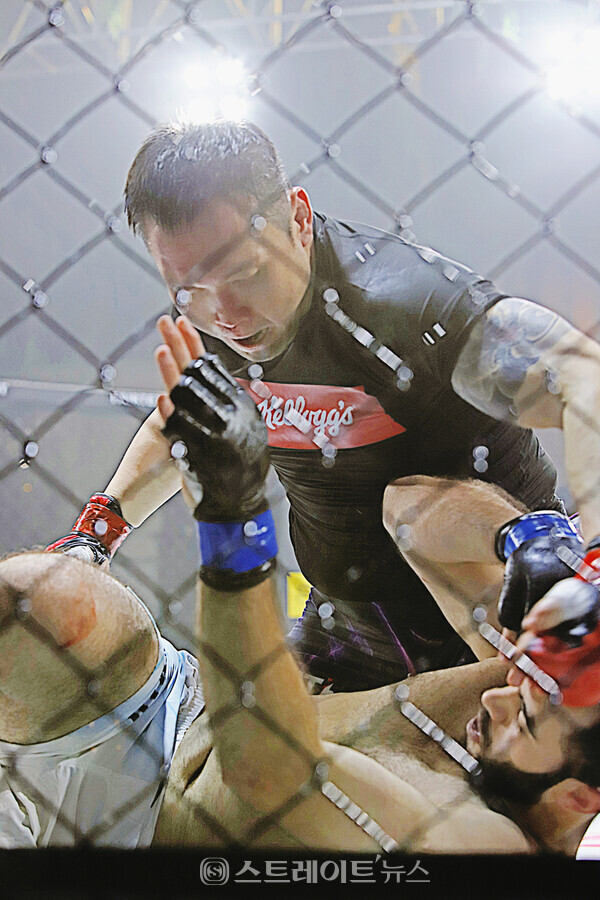 ▲‘링 챔피언십 03’ 라이트헤비급 코메인이벤트에서 윤재웅이 무하마드 수피에게 1라운드 4분 22초 파운딩에 의한 레프리 스탑으로 TKO 승을 거뒀다. / 양용은 기자 taeji1368@naver.com