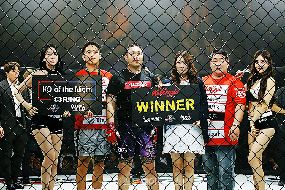 ▲윤재웅이 팀 동료들과 기념촬영을 하고 있다.(링 챔피언십 03 라이트헤비급 코메인이벤트) / 양용은 기자 taeji1368@naver.com