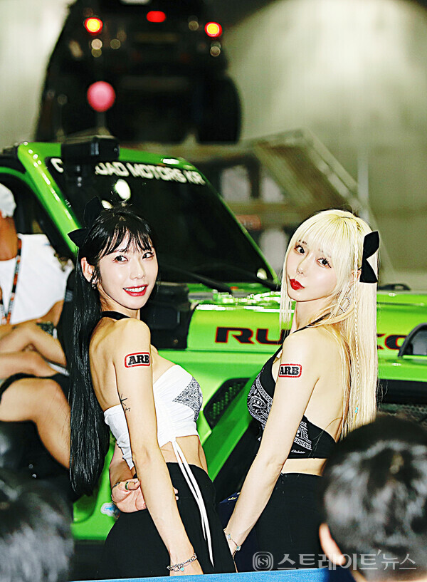 ▲‘2023 오토살롱위크’ 한국자동차튜너협회 부스에서 (왼쪽부터) 레이싱모델 이영-연두가 포즈를 취하고 있다. / 양용은 기자 taeji1368@naver.com