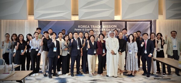                                   바이어 매칭 수출상담회 참가자들이 기념촬영을 하고 있다. 