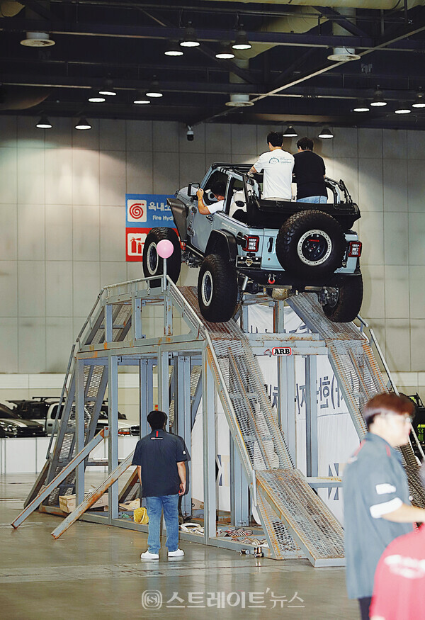 ▲한국자동차튜너협회 부스에서 관람객들이 오프로드 튜닝차량 시승체험을 하고 있다.(2023 오토살롱위크) / 양용은 기자 taeji1368@naver.com