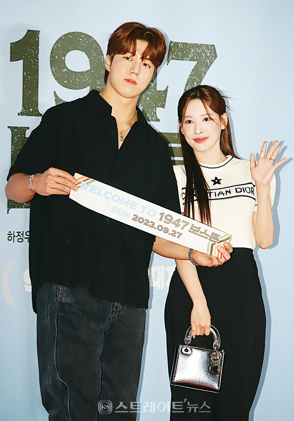 ▲‘환승연애2’ 희두-나연 커플이 지난 11일 오후 서울 송파구 롯데시네마 월드타워점에서 열린 영화 ‘1947 보스톤’ VIP 시사회 포토월 행사에 참석해 포즈를 취하고 있다. / 양용은 기자 taeji1368@naver.com