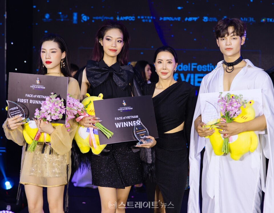 ▲‘2023 페이스 오브 베트남’ 수상자(왼쪽부터) 트란 바오 응웍, 라이 마이 호아와 아시아모델페스티벌조직위 이상희 이사, 수상자 루 투완 응히아. 사진=아시아모델페스티벌조직위원회