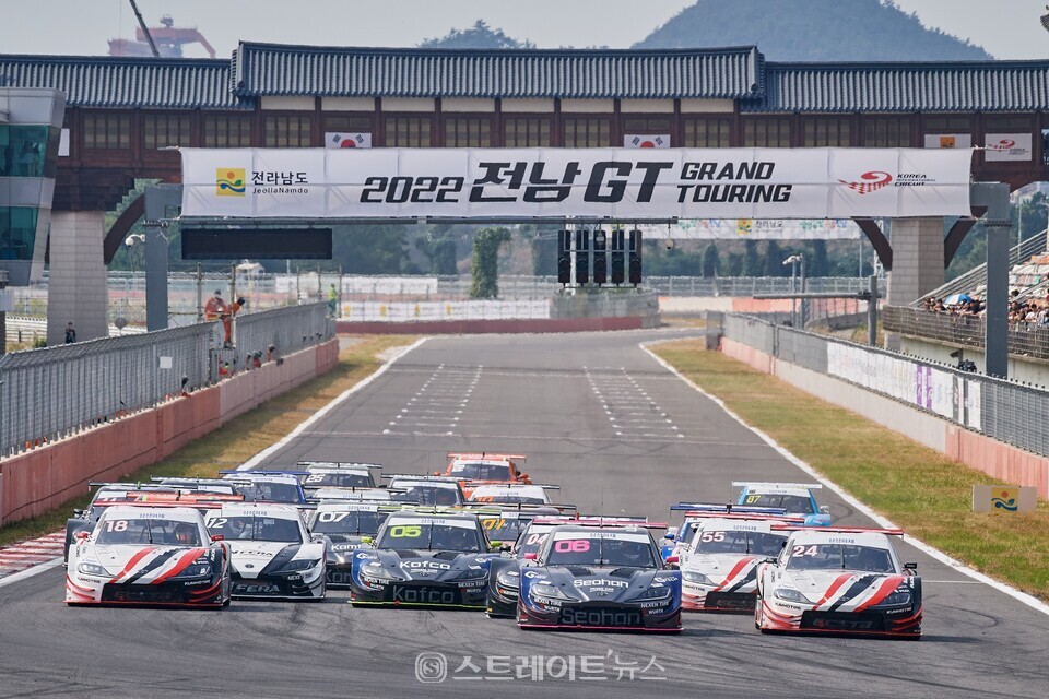 ▲2022 전남GT 슈퍼 6000 클래스 출발 장면 / 사진=슈퍼레이스