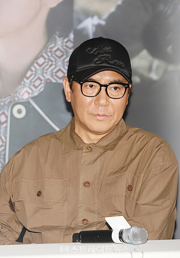 ▲김지운 감독이 지난 14일 오후 서울 삼성동 메가박스 코엑스에서 진행된 영화 ‘거미집’ 언론·배급시사회 기자간담회에 참석해 자리하고 있다. / 양용은 기자 taeji1368@naver.com