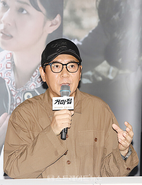 ▲김지운 감독이 지난 14일 오후 서울 삼성동 메가박스 코엑스에서 진행된 영화 ‘거미집’ 언론·배급시사회 기자간담회에서 취재진의 질문에 답변하고 있다. / 양용은 기자 taeji1368@naver.com