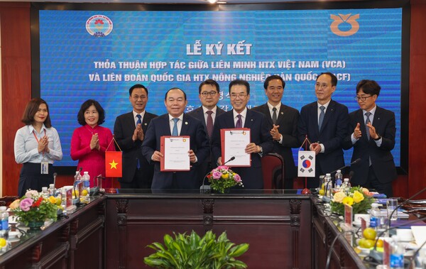 지난 4월 농협중앙회(회장 이성희, 우측 네 번째)는 베트남 최대 협동조합 VCA(회장 응우옌 응옥 바오, 좌측 네 번째)와 MOU체결을 통해 한국 농식품의 베트남 수출 확대와 상호 협력 강화를 약속했다.(제공=농협)