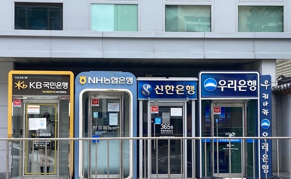 서울 용산구 경리단길 초입에 도열한 주요 은행 ATM기(사진=장석진 기자)