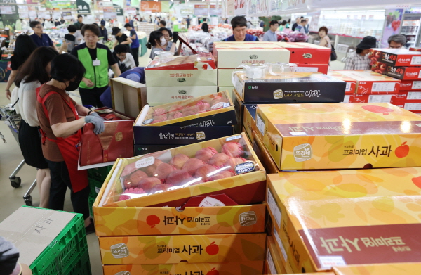 지난 17일 오후 서울 서초구 농협 하나로마트 양재점을 찾은 시민들이 과일 선물세트를 고르고 있다. 연합뉴스