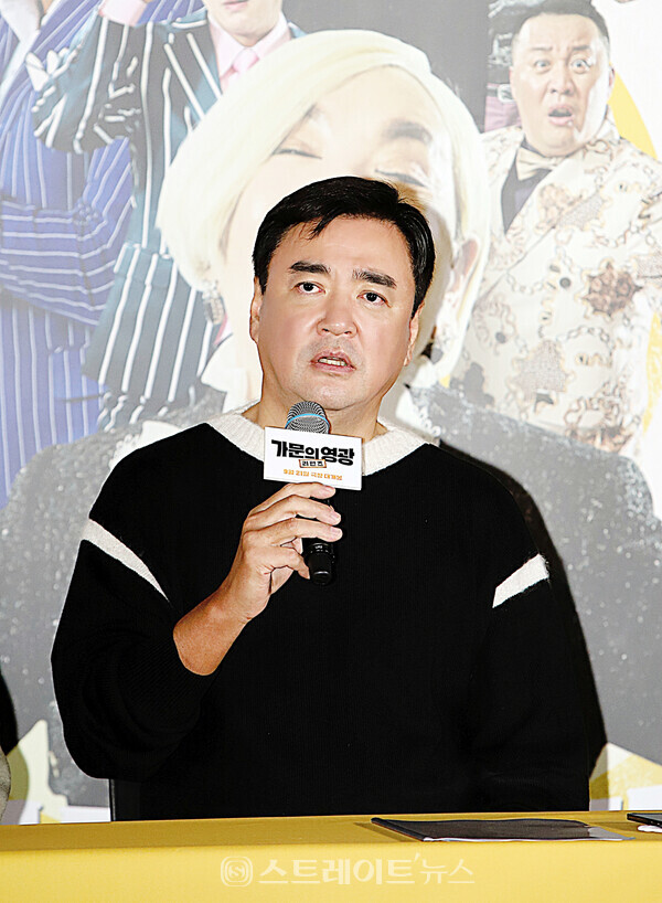 ▲정태원 감독이 지난 19일 오후 서울 용산구 CGV 용산아이파크몰에서 열린 영화 ‘가문의 영광: 리턴즈’ 언론·배급시사회 및 기자간담회에 참석해 취재진의 질문에 답변하고 있다. / 양용은 기자 taeji1368@naver.com