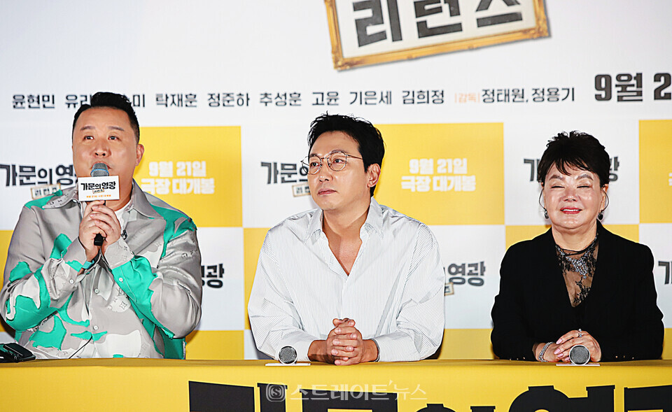 ▲지난 19일 오후 서울 용산구 CGV 용산아이파크몰에서 열린 영화 ‘가문의 영광: 리턴즈’ 언론·배급시사회 및 기자간담회에 참석한 (왼쪽부터) 배우 정준하-탁재훈-김수미 / 양용은 기자 taeji1368@naver.com