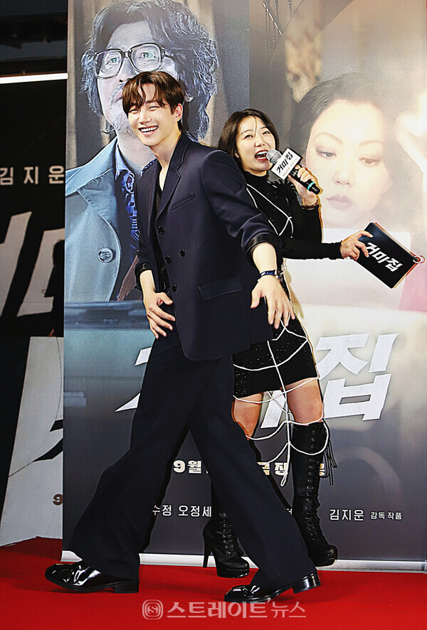 ▲배우 이준호가 지난 20일 오후 서울 삼성동 메가박스 코엑스에서 열린 영화 ‘거미집’ VIP 시사회 포토월 행사에 참석해 포토타임을 마치고 퇴장하고 있다. / 양용은 기자 taeji1368@naver.com