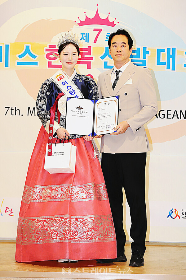 ▲‘2023 미스한복선발대회’ 진(眞) 수상자 김혜원과 시상자 모델리스타 인터내셔널 김두천 대표가 기념 촬영을 하고 있다. / 양용은 기자 taeji1368@naver.com