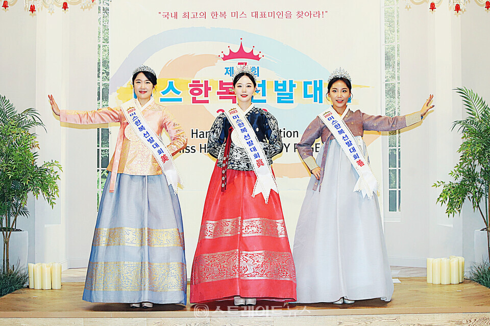 ▲(왼쪽부터) 미(美) 진채영-진(眞) 김혜원-선(善) 문지수(2023 미스한복선발대회) / 양용은 기자 taeji1368@naver.com