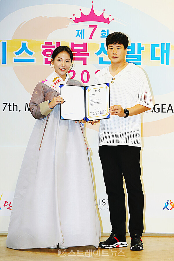 ▲‘2023 미스한복선발대회’ 인기상 수상자 문지수와 시상자 빅 브릿지 하재호 대표가 포토타임을 가졌다. / 양용은 기자 taeji1368@naver.com