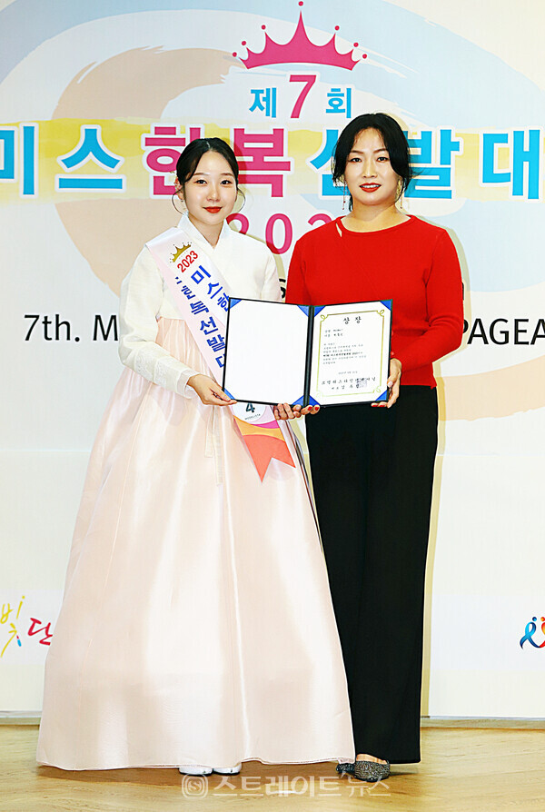 ▲‘2023 미스한복선발대회’ K-스타상 수상자 한송은과 시상자 ‘2022 한빛단한복모델선발제전’ 진(眞) 김미라가 포토타임을 가졌다. / 양용은 기자 taeji1368@naver.com