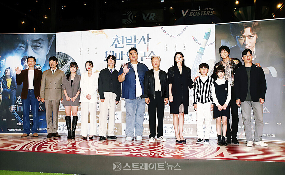 ▲지난 21일 오후 서울 용산구 CGV 용산아이파크몰에서 열린 영화 ‘천박사 퇴마 연구소: 설경의 비밀’ VIP 시사회에서 김성식 감독과 출연 배우 강동원-허준호-이솜-이동휘-김종수-박소이-윤병희-이규호-주보비-박경혜 등 출연진이 포토타임을 가졌다. / 양용은 기자 taeji1368@naver.com