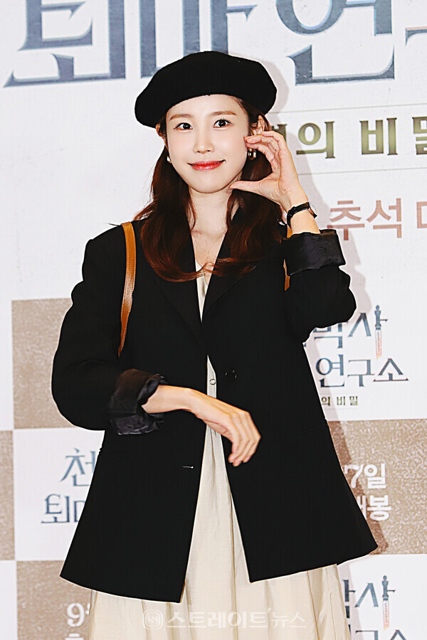▲가수 겸 배우 전효성이 지난 21일 오후 서울 용산구 CGV 용산아이파크몰에서 열린 영화 ‘천박사 퇴마 연구소: 설경의 비밀’ VIP 시사회 포토월 행사에 참석해 포토타임을 가졌다. / 양용은 기자 taeji1368@naver.com