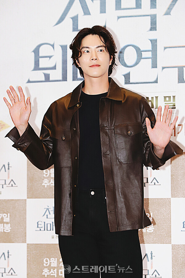 ▲배우 홍종현이 지난 21일 오후 서울 용산구 CGV 용산아이파크몰에서 열린 영화 ‘천박사 퇴마 연구소: 설경의 비밀’ VIP 시사회 포토월 행사에 참석해 포토타임을 가졌다. / 양용은 기자 taeji1368@naver.com