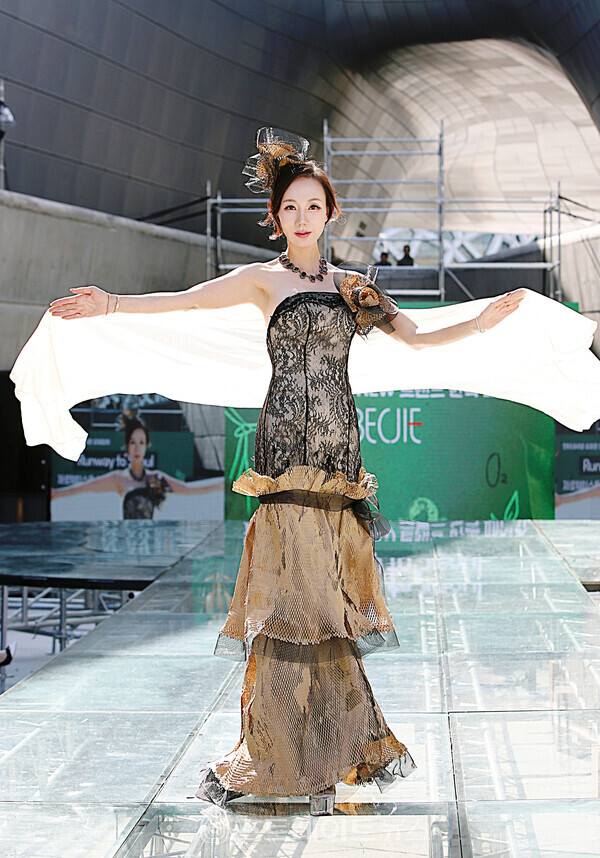 ▲백지애 드레스 패션쇼에서 모델 박정랑이 포즈를 취하고 있다.(Runway to Seoul 제로웨이스트 & NEW 트랜드 한복 패션쇼) / 양용은 기자 taeji1368@naver.com