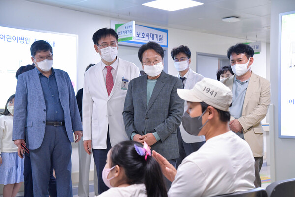 강기정 광주광역시장이 지난 24일 공공심야어린이병원 지정병원인 광주기독병원을 방문, 어린이 환자와 가족들을 격려하고 있다. (사진=광주시)