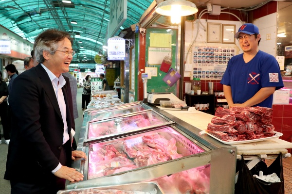 이동환 고양특례시장 이 관내 전통시장 방문해 상인들과 대화를 하고 있다./사진=고양시청